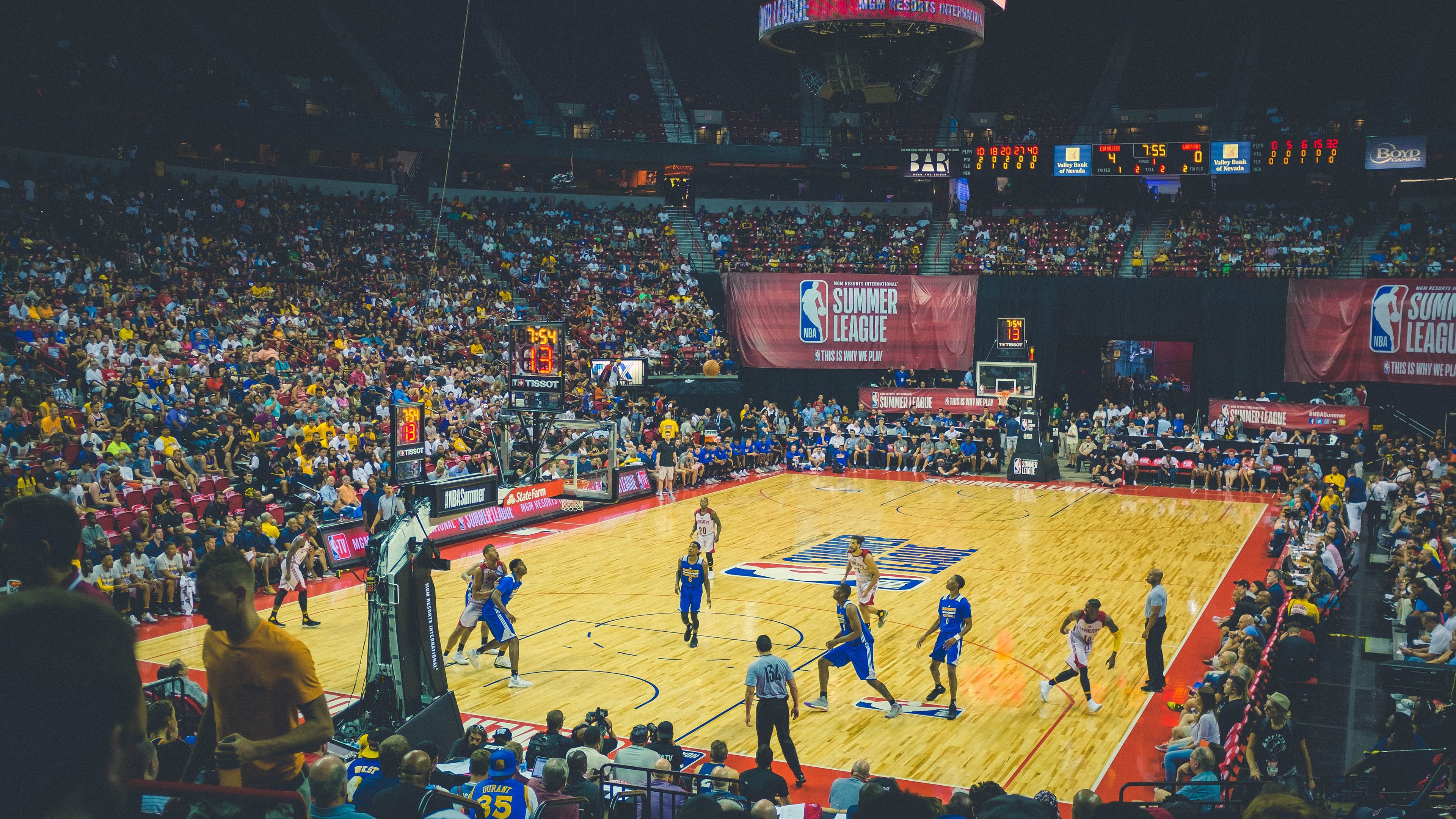 老鹰不断突破！，阿扎伦卡连续五场比赛得分超过持续失利赢得满堂喝彩