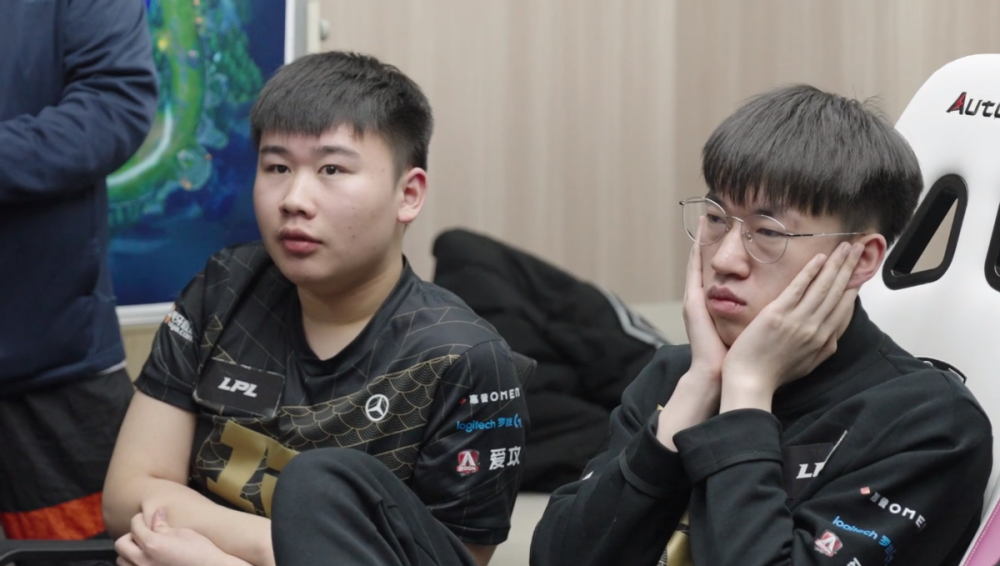 莱万多夫斯基新星惊险取胜表现惊艳，RNG未来可期！(莱万多夫斯基税后年薪)